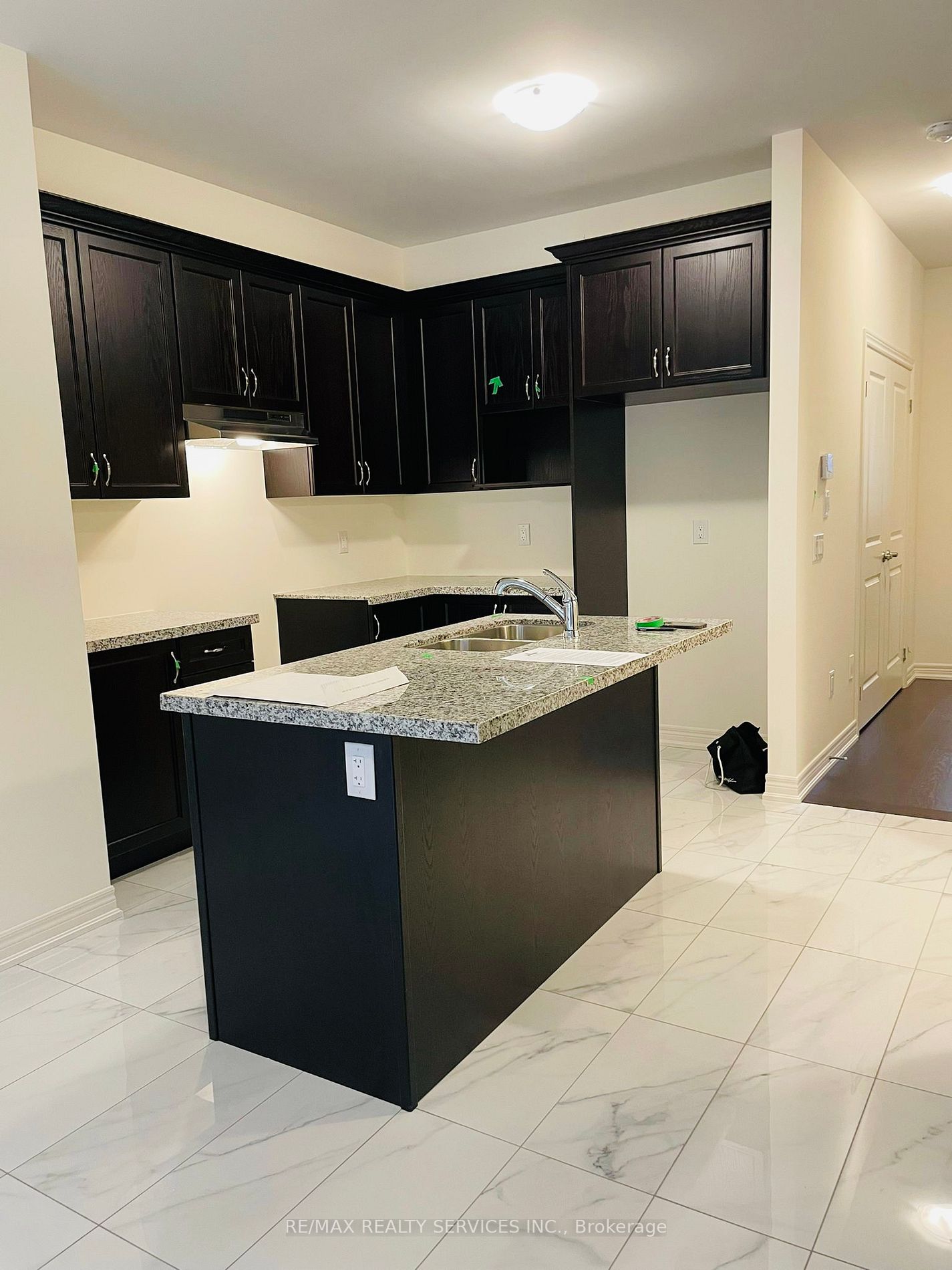 14 Gosset Rd E