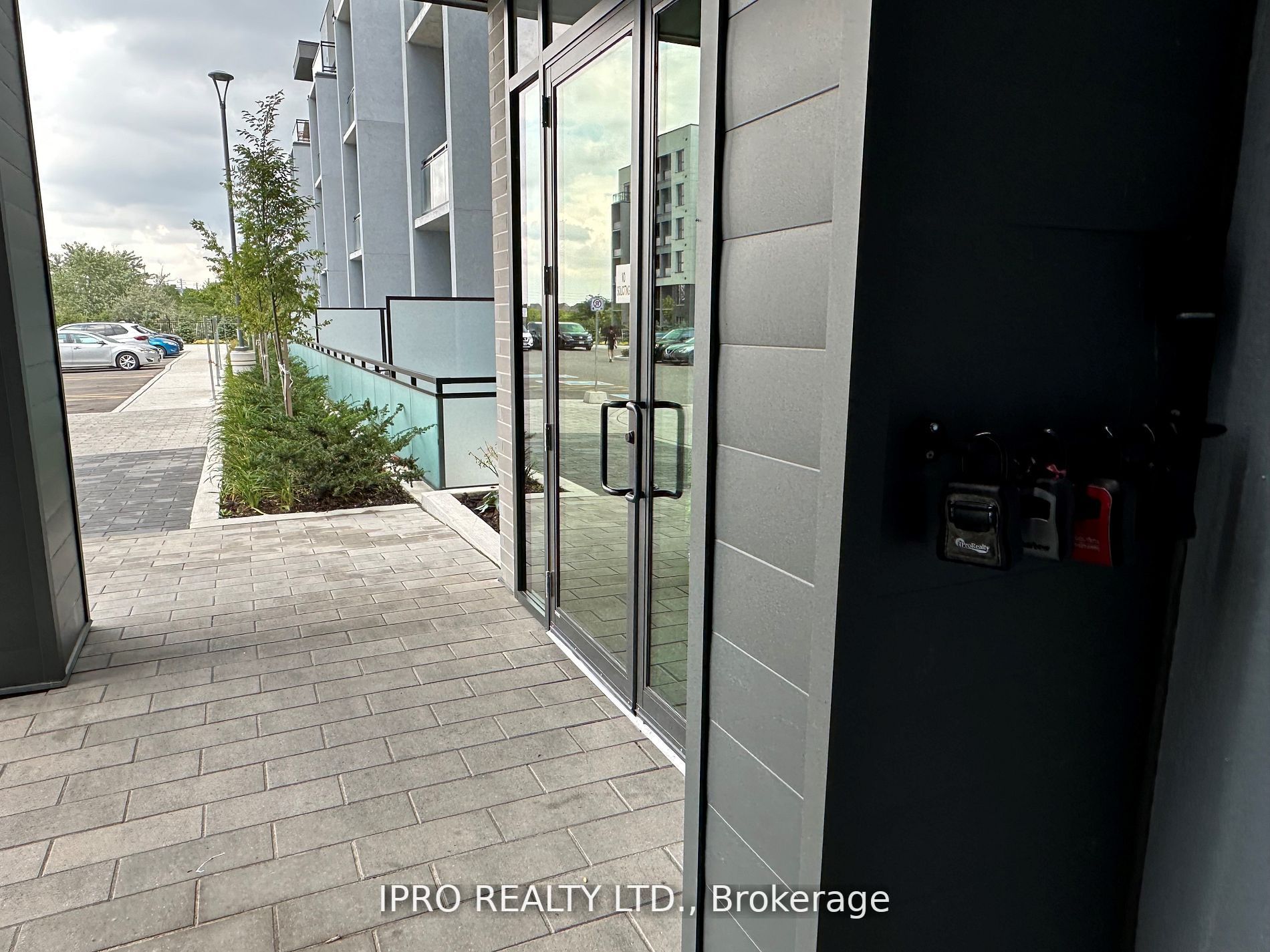 95 Dundas St W Street, #004