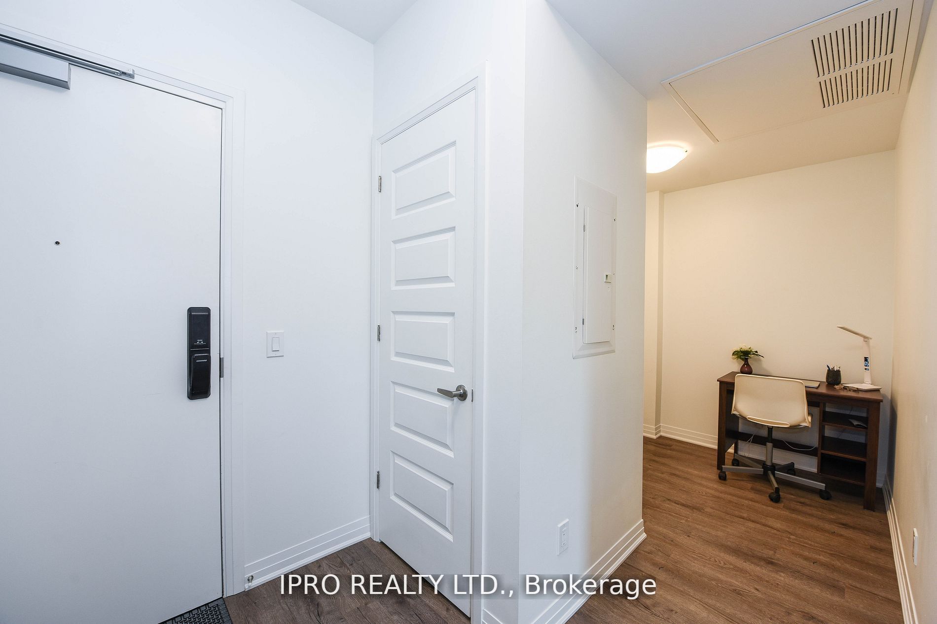 95 Dundas St W Street, #004