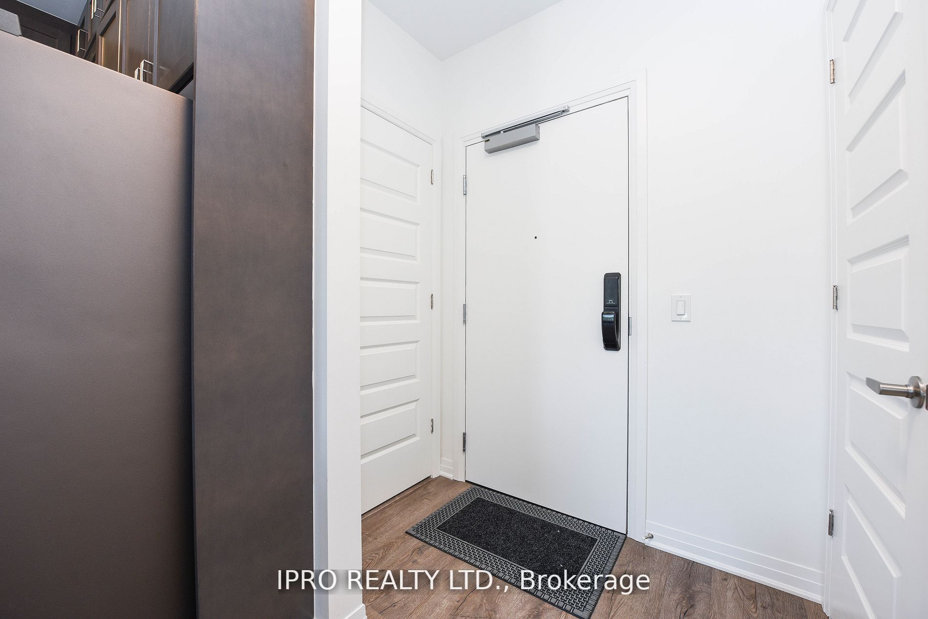 95 Dundas St W Street, #004