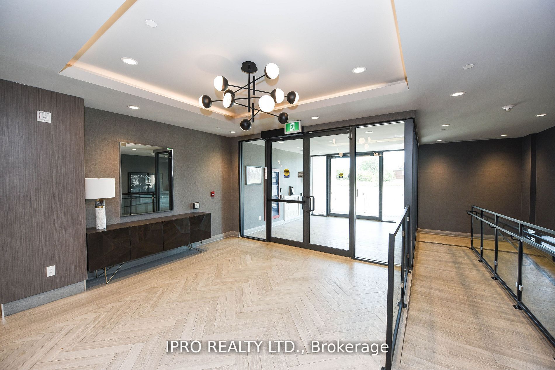 95 Dundas St W Street, #004