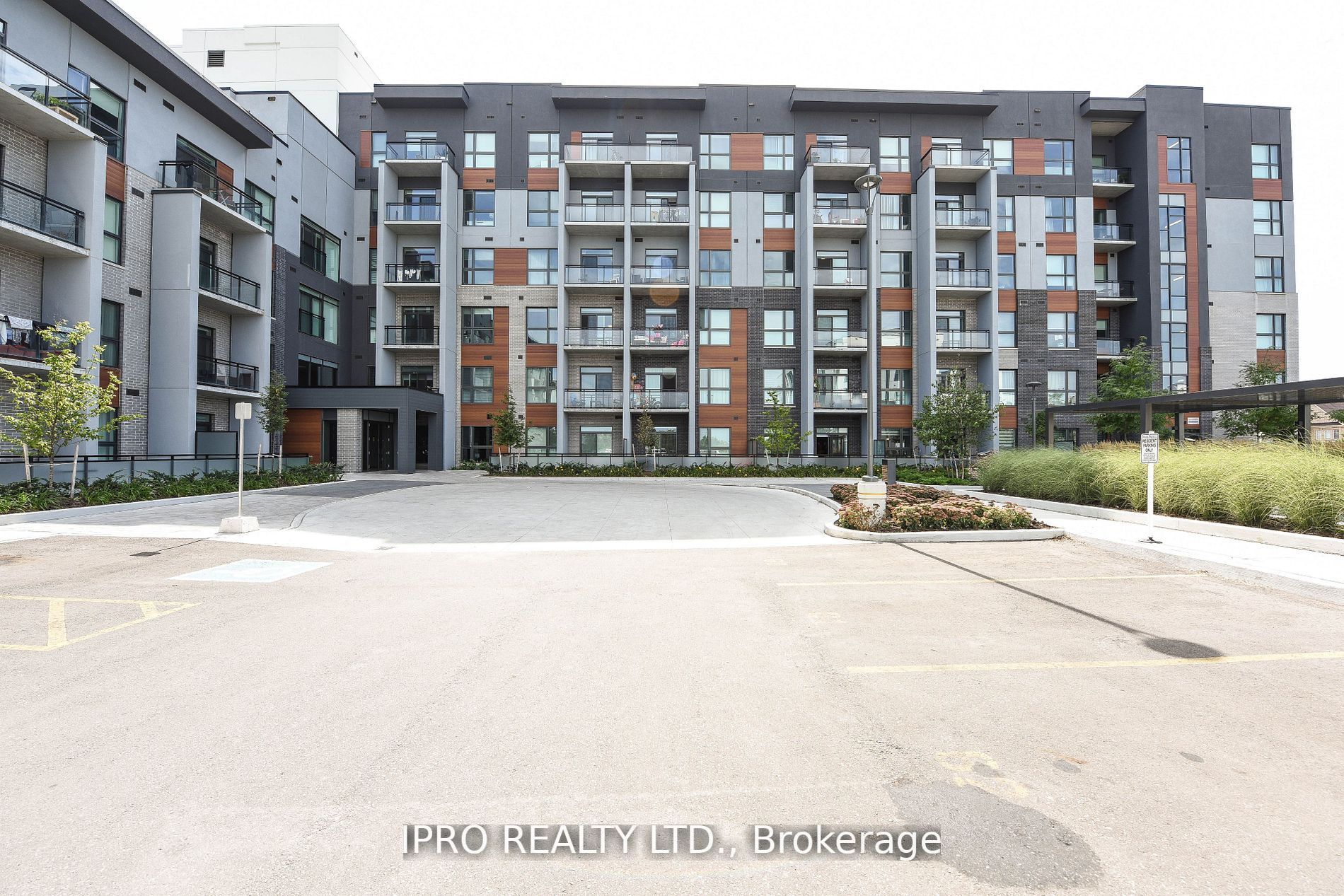 95 Dundas St W Street, #004