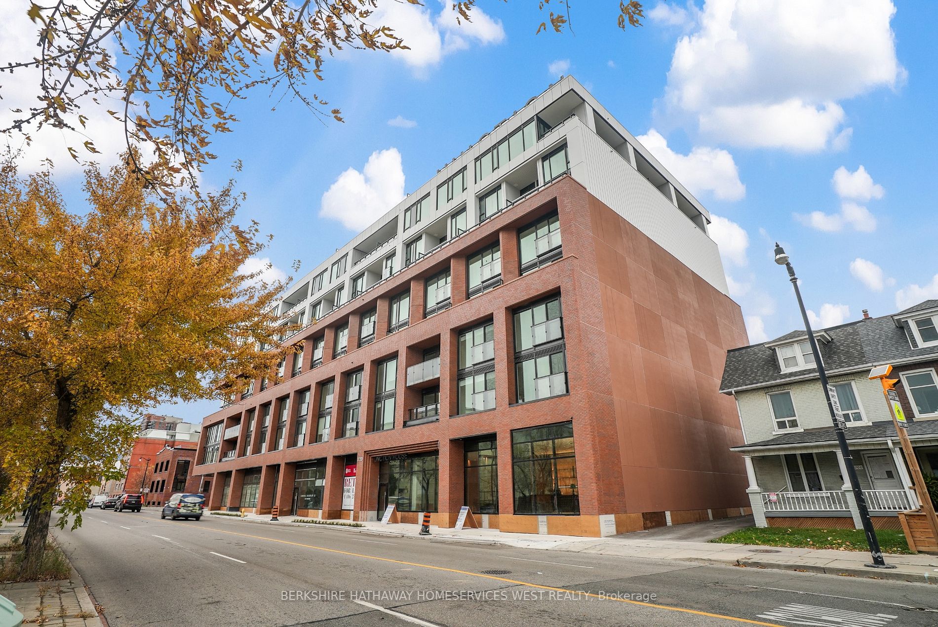 2720 Dundas St W, #302