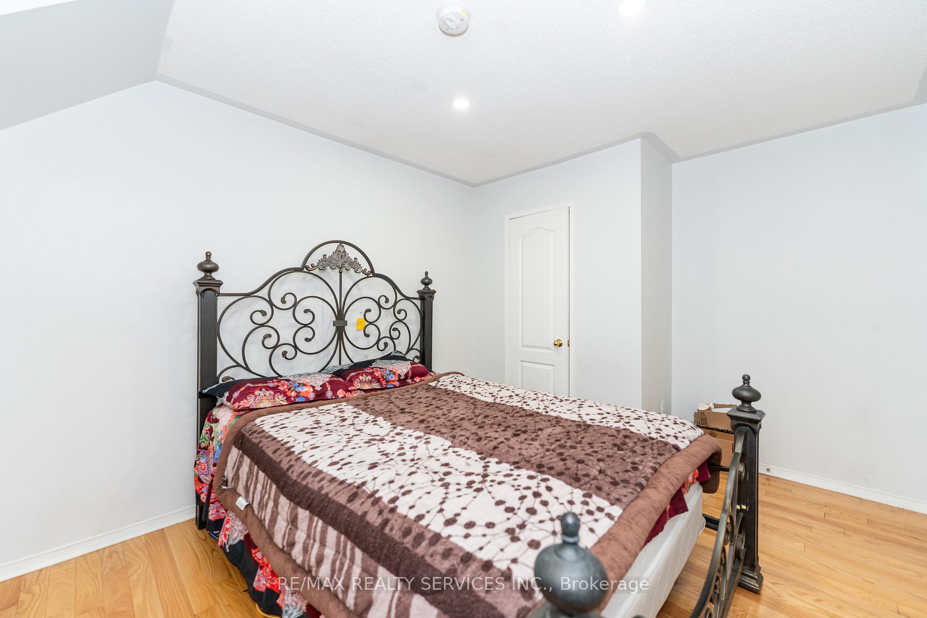2 Clovercrest Dr
