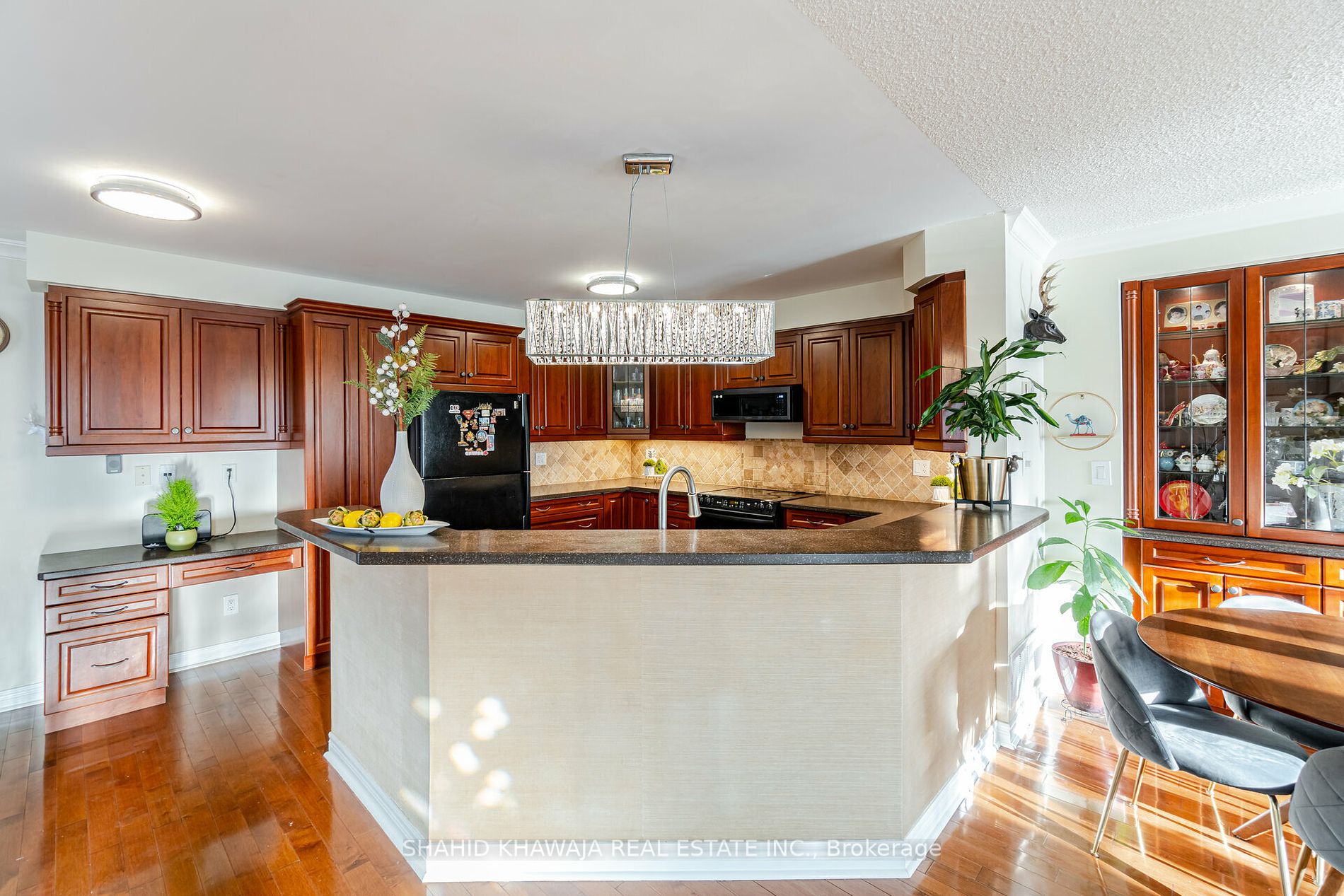 1202 Mowat Lane