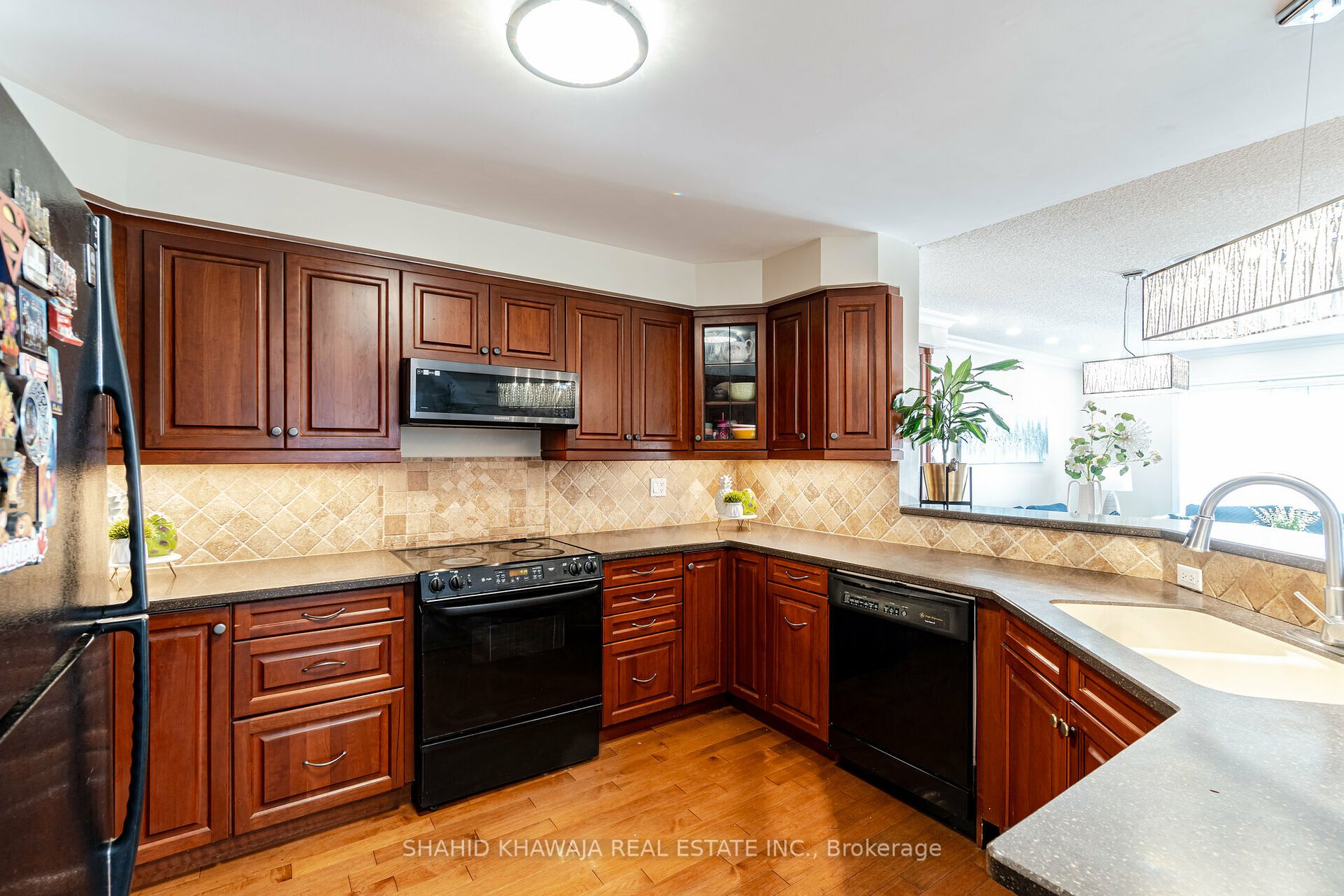 1202 Mowat Lane