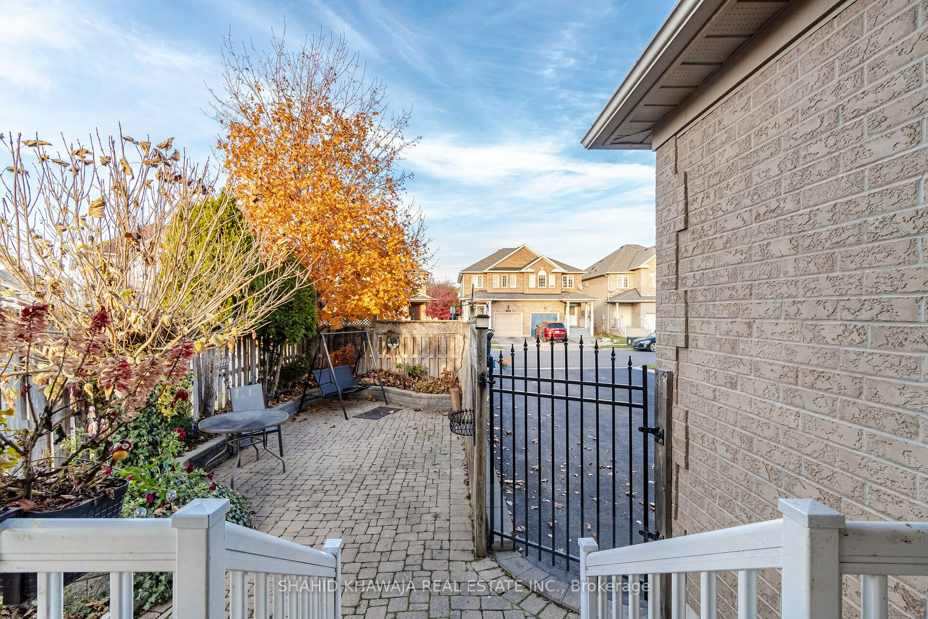 1202 Mowat Lane