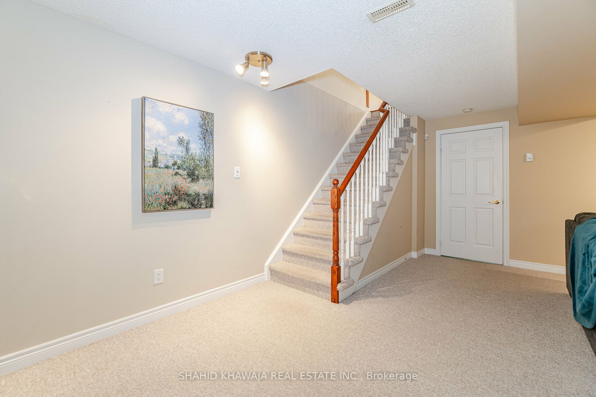 1202 Mowat Lane
