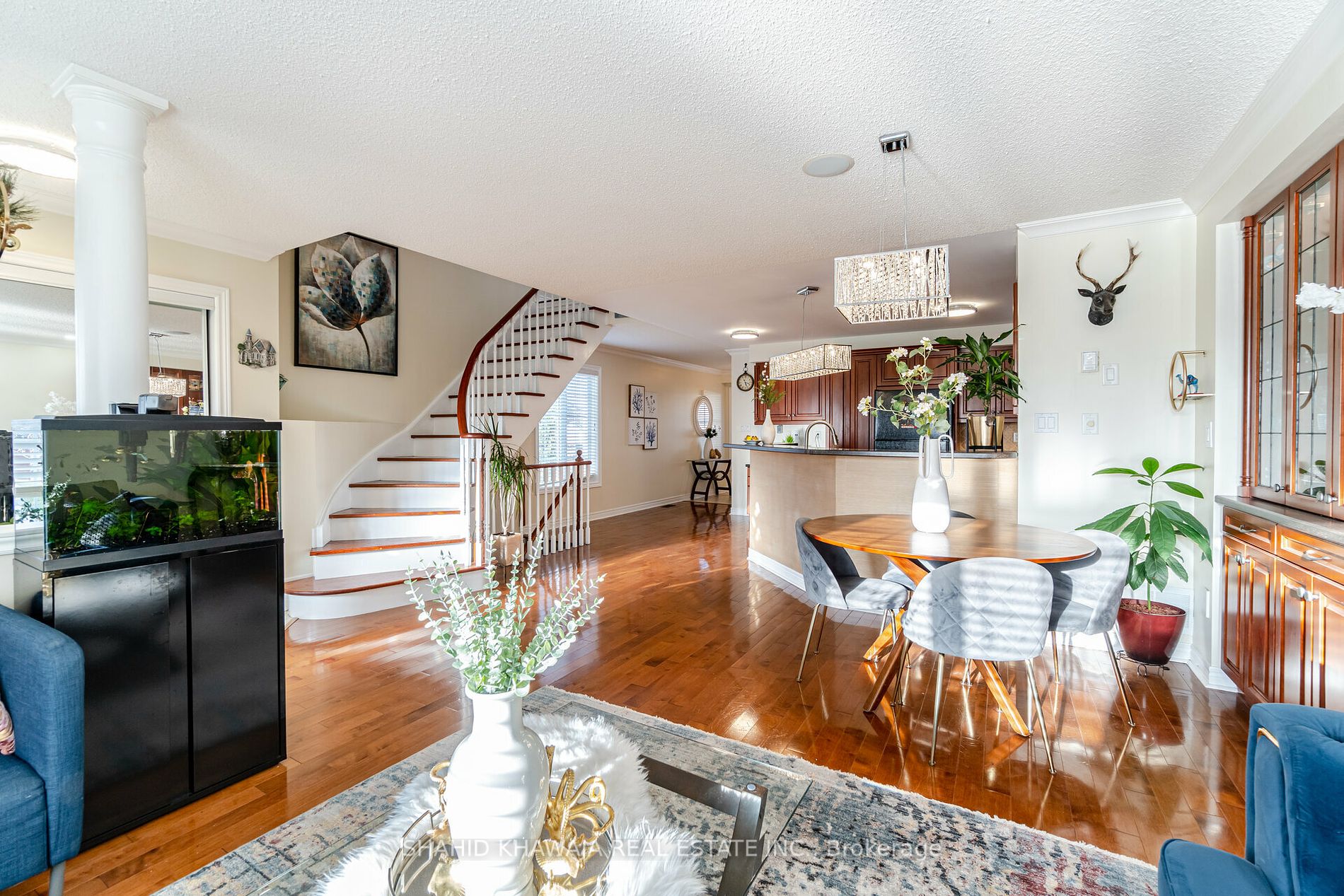 1202 Mowat Lane