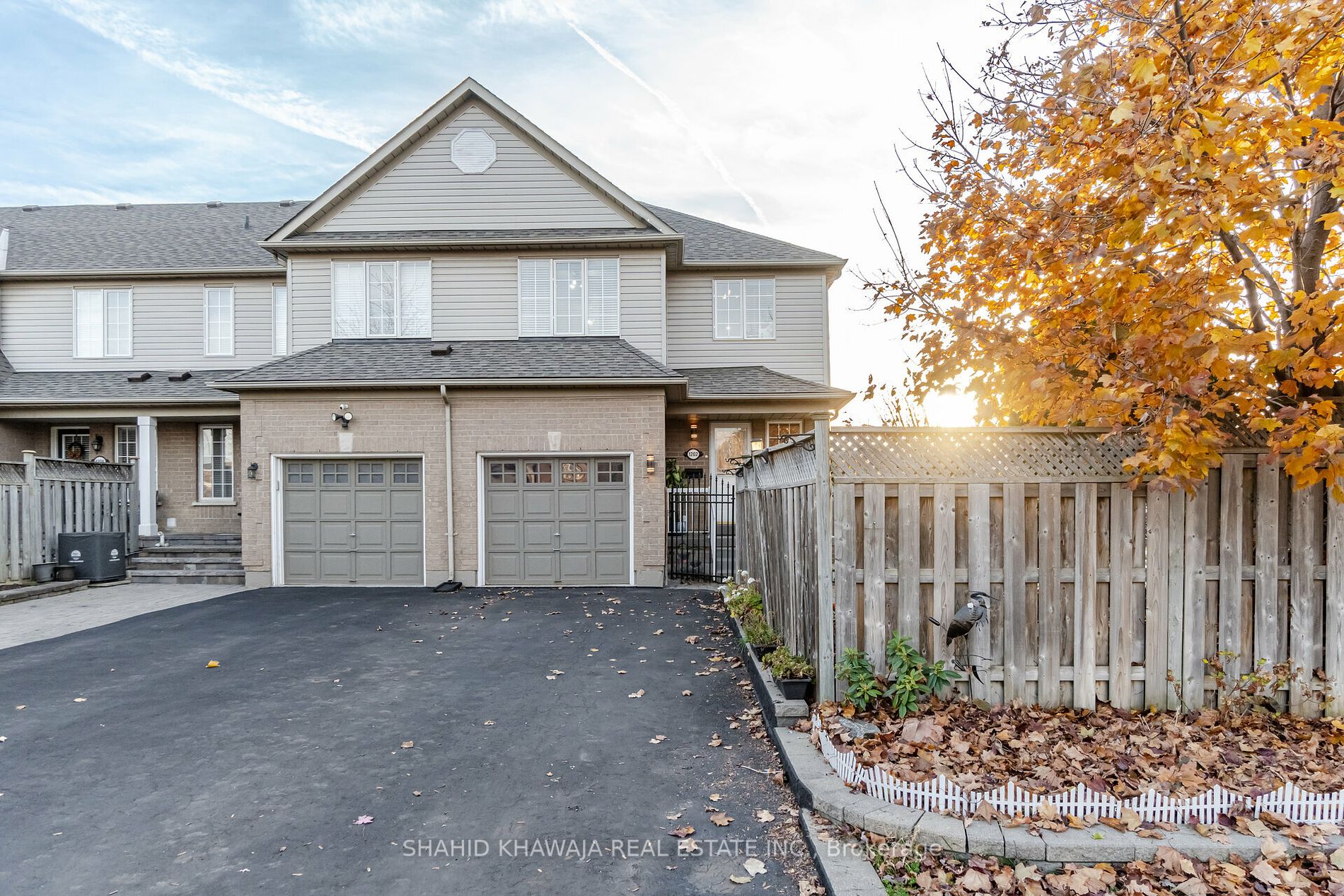 1202 Mowat Lane