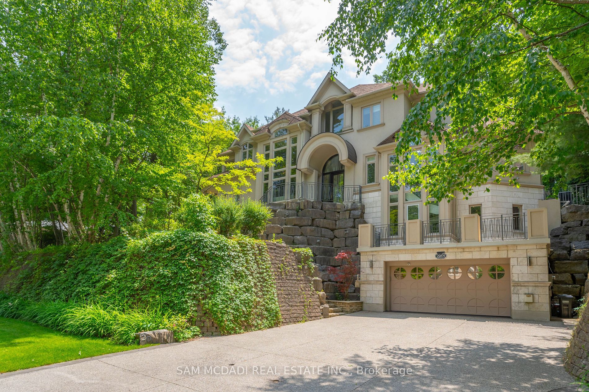 2014 Heartwood Crt, (MLS® W7349018) See this detached house for