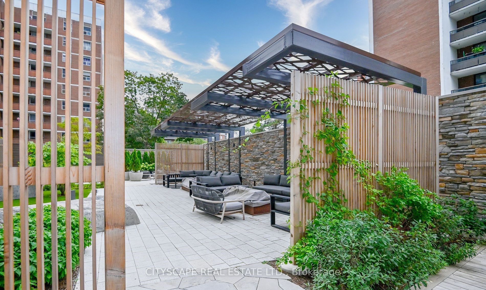 21 park Street E #601