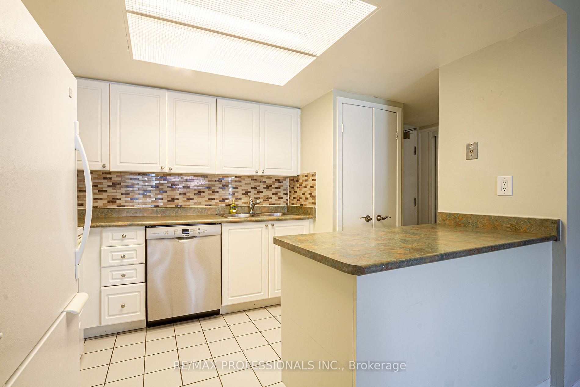 2091 Hurontario St, #710