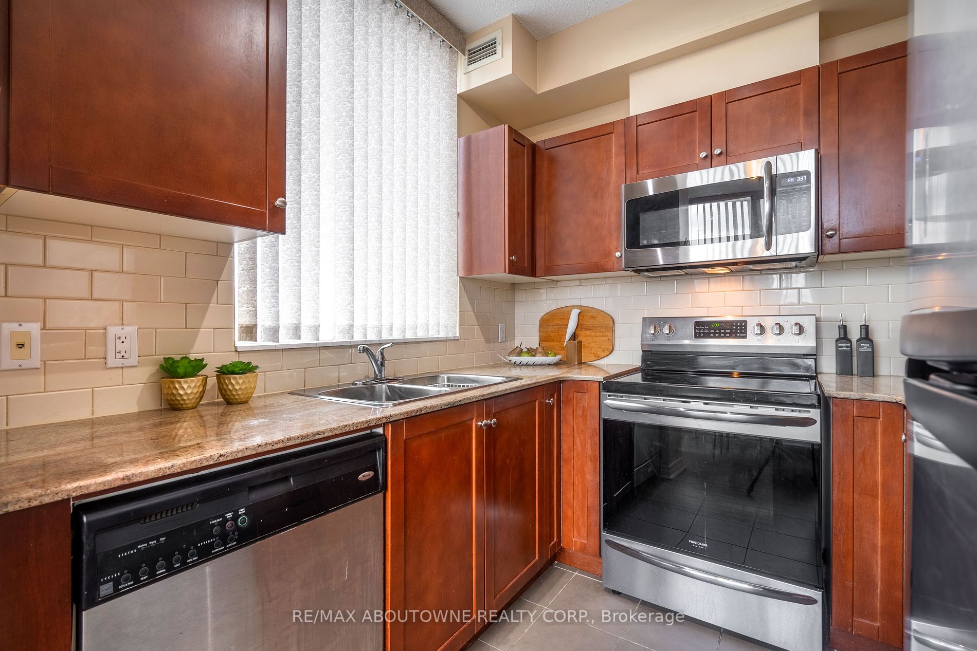 3504 Hurontario St, #505