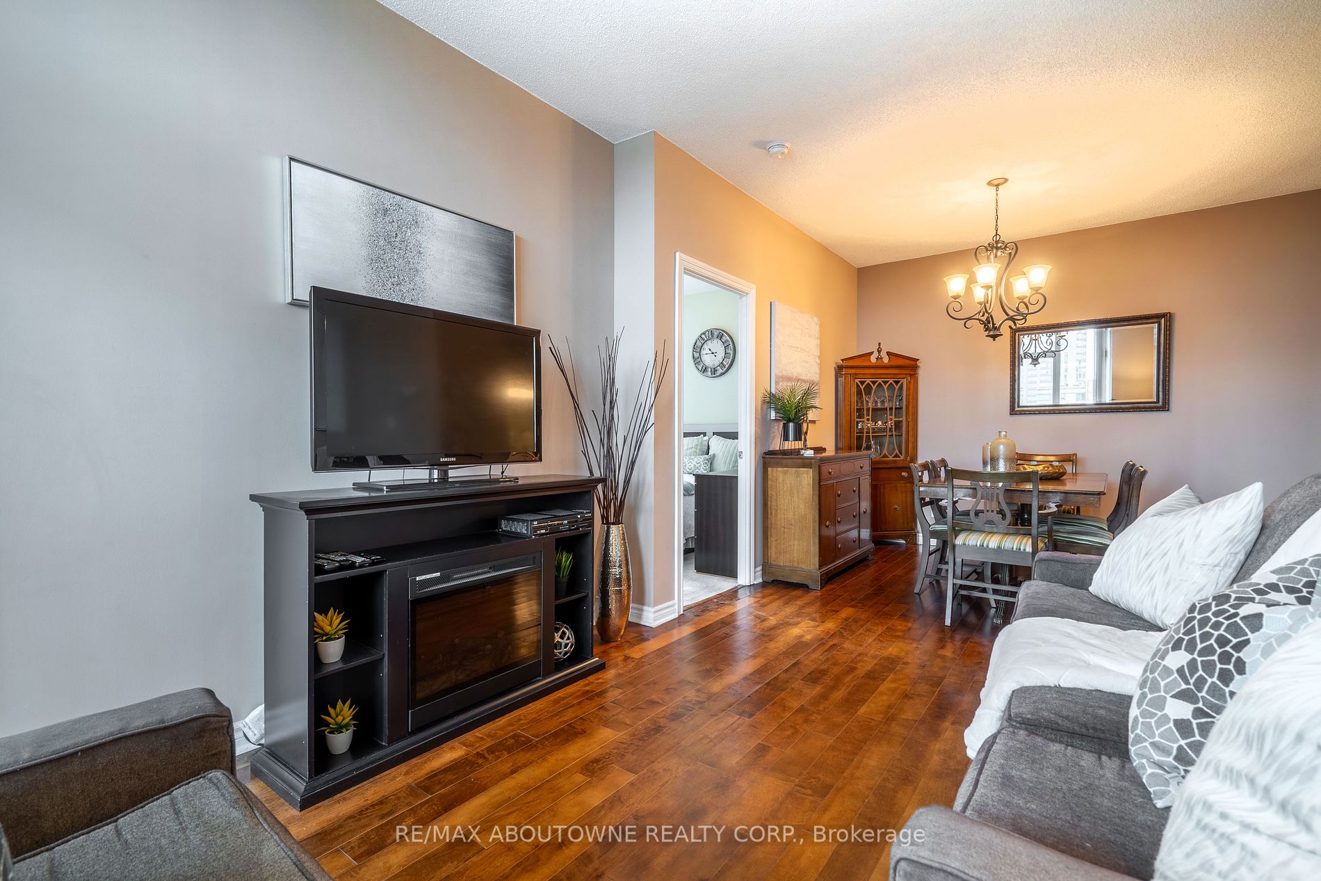 3504 Hurontario St, #505