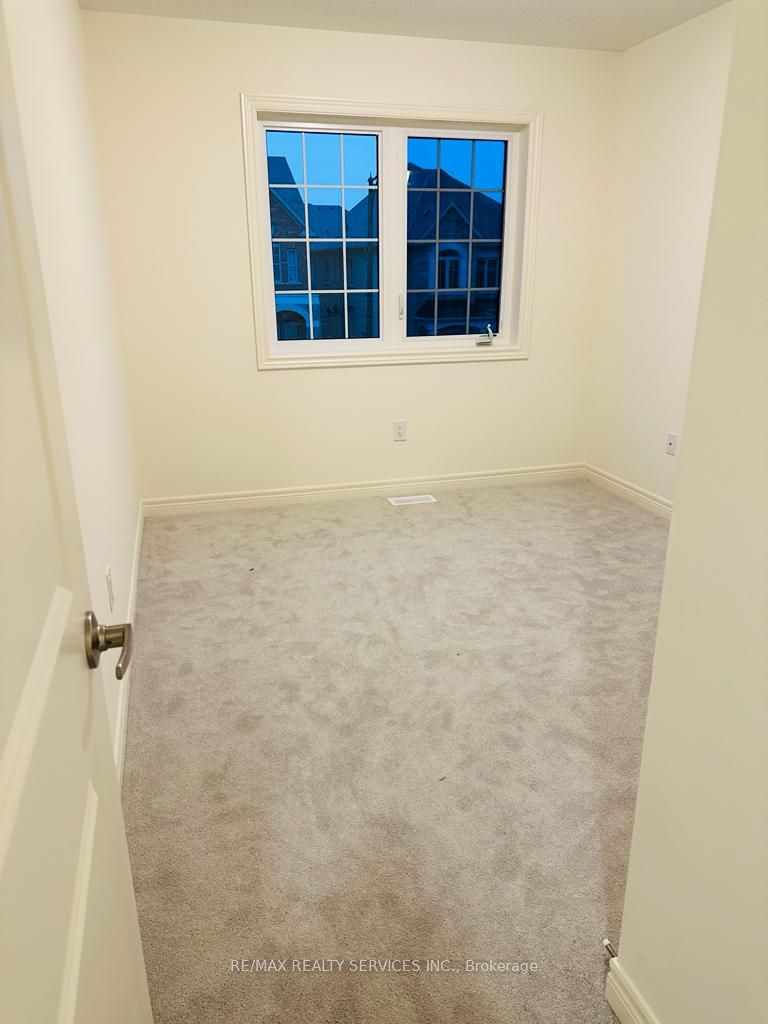 14 Gosset Rd E