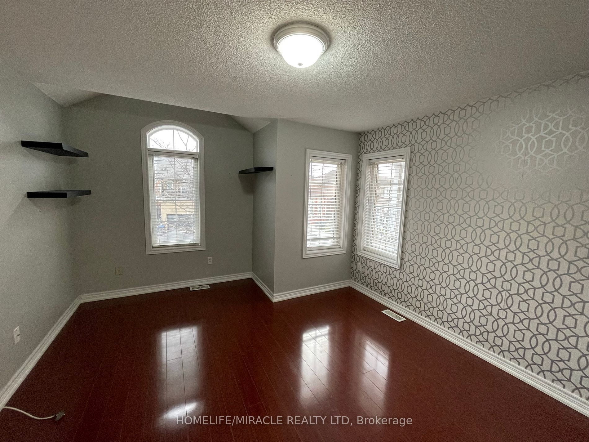 22 Amaryllis Dr