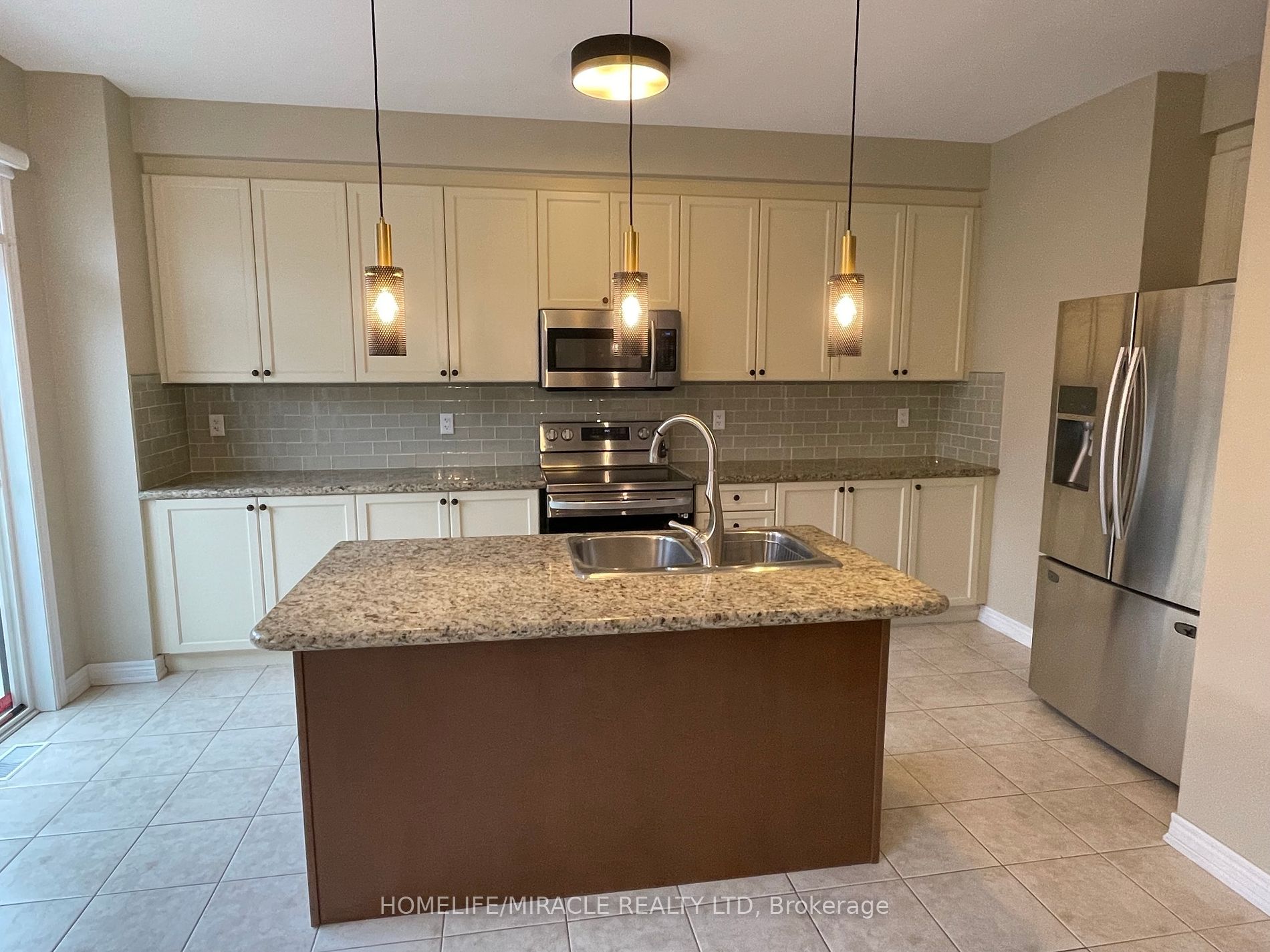 22 Amaryllis Dr