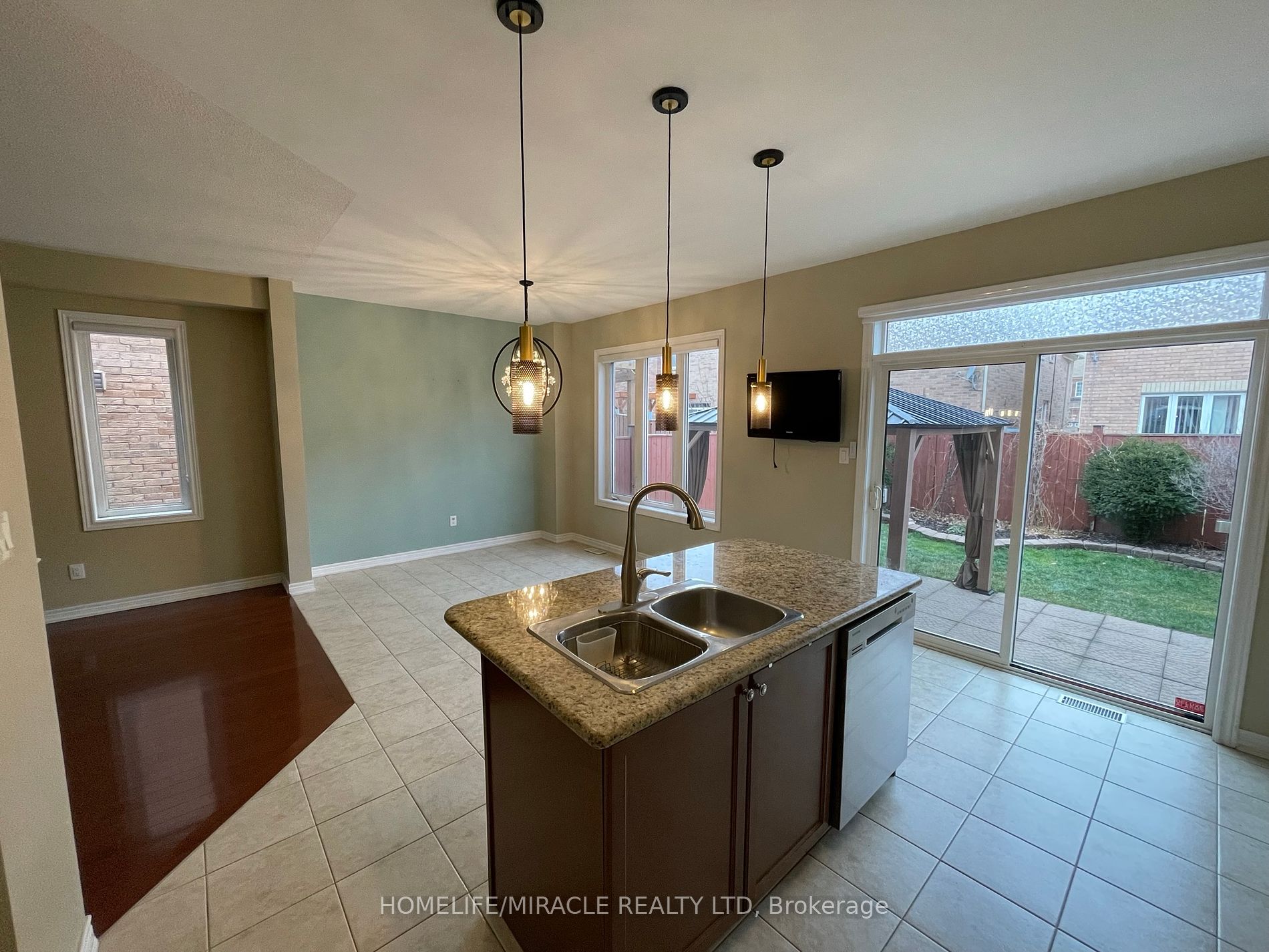 22 Amaryllis Dr