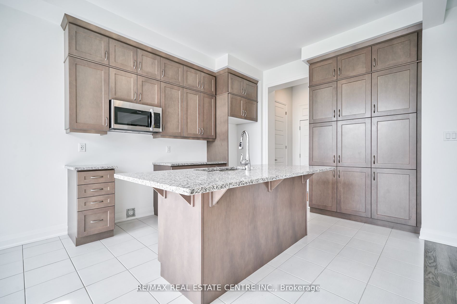 1292 Aymond Cres