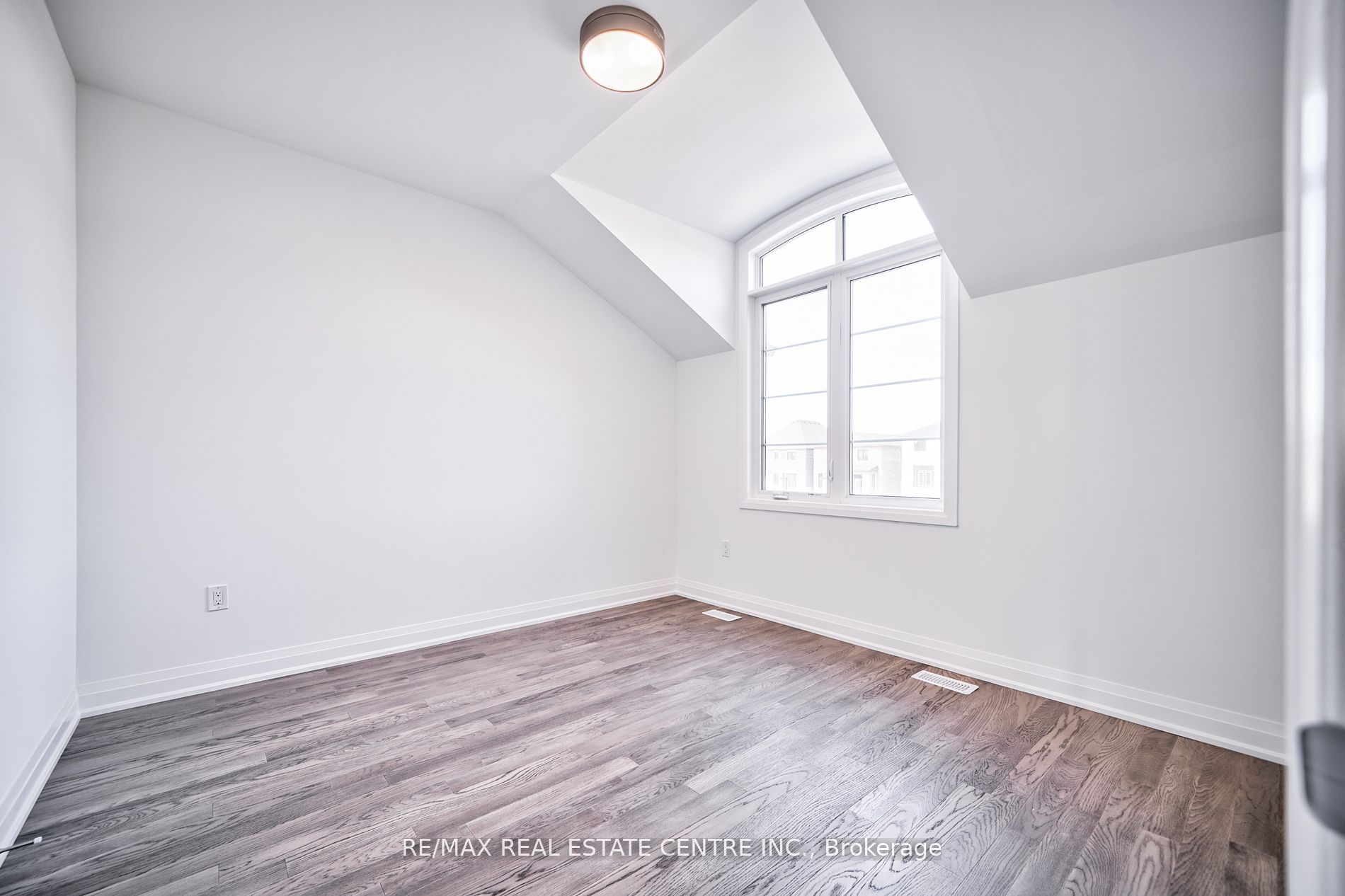1292 Aymond Cres
