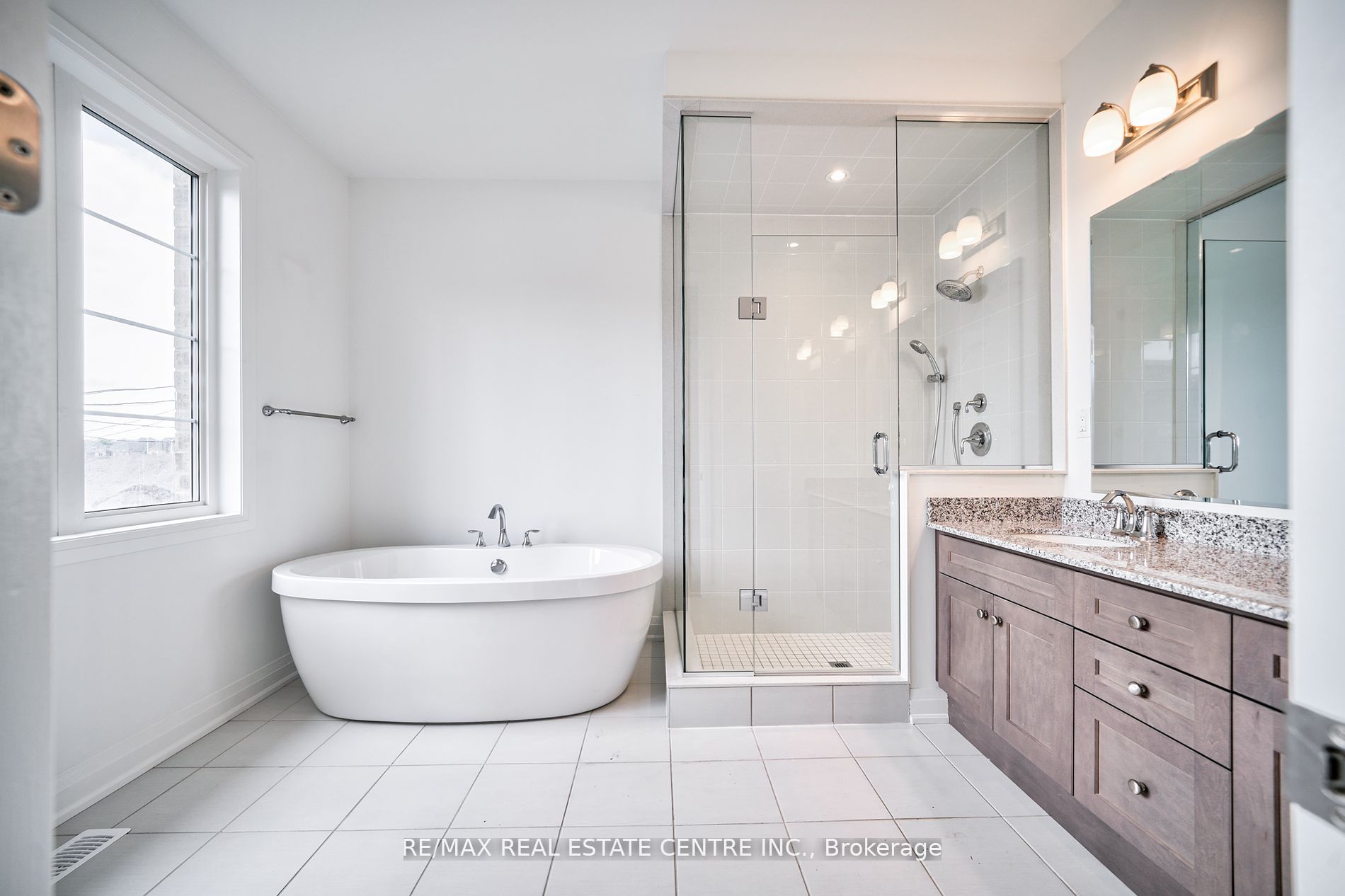 1292 Aymond Cres