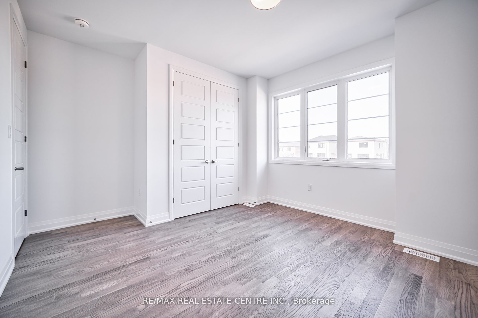 1292 Aymond Cres
