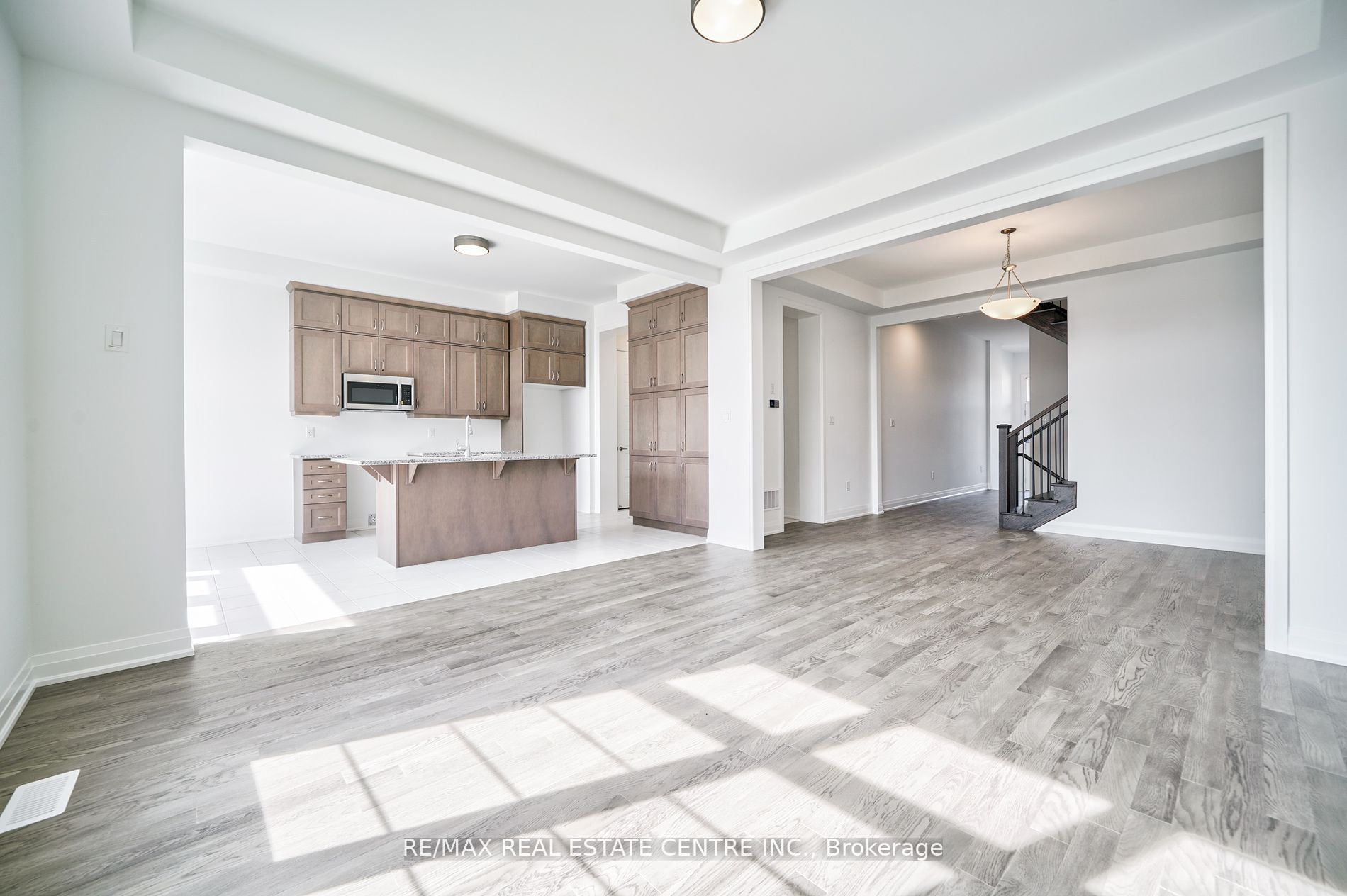1292 Aymond Cres