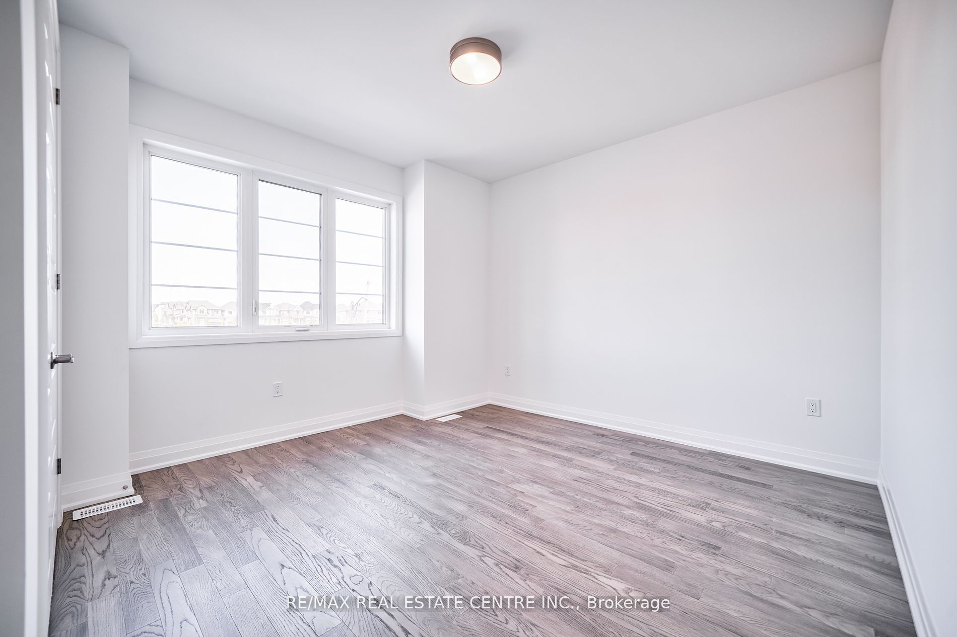 1292 Aymond Cres