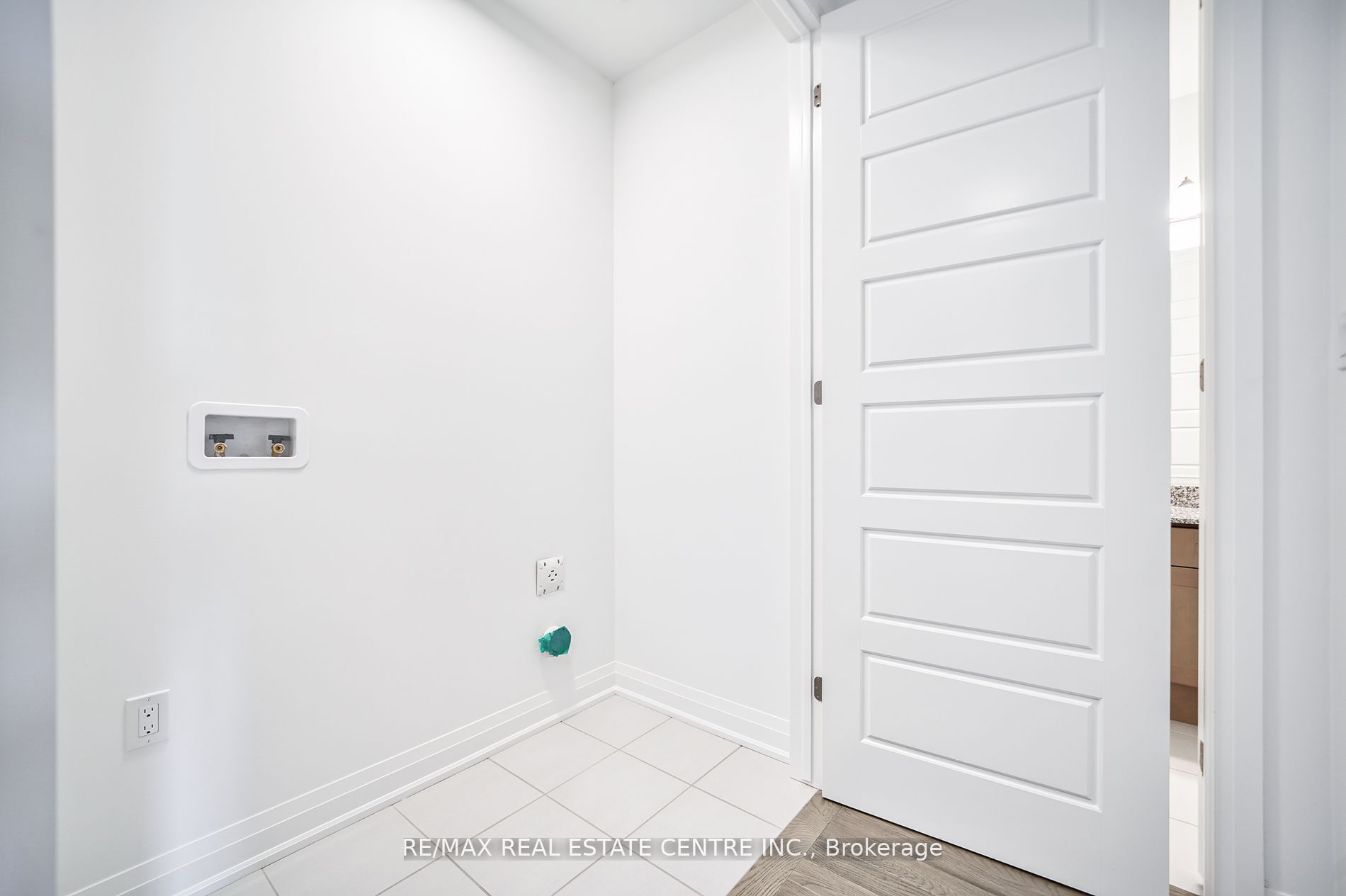 1292 Aymond Cres
