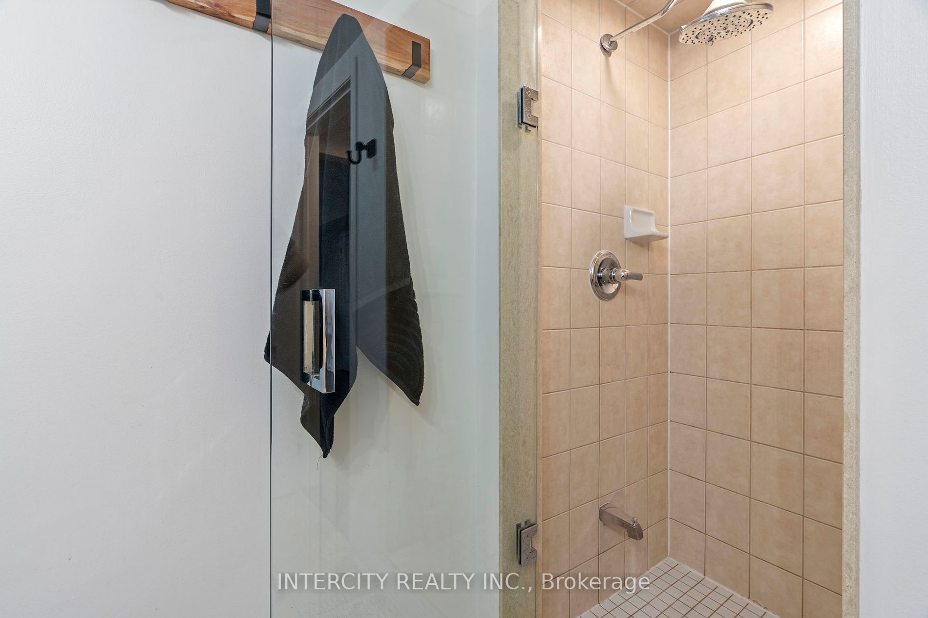 734 Neighbourhood Circle, #4