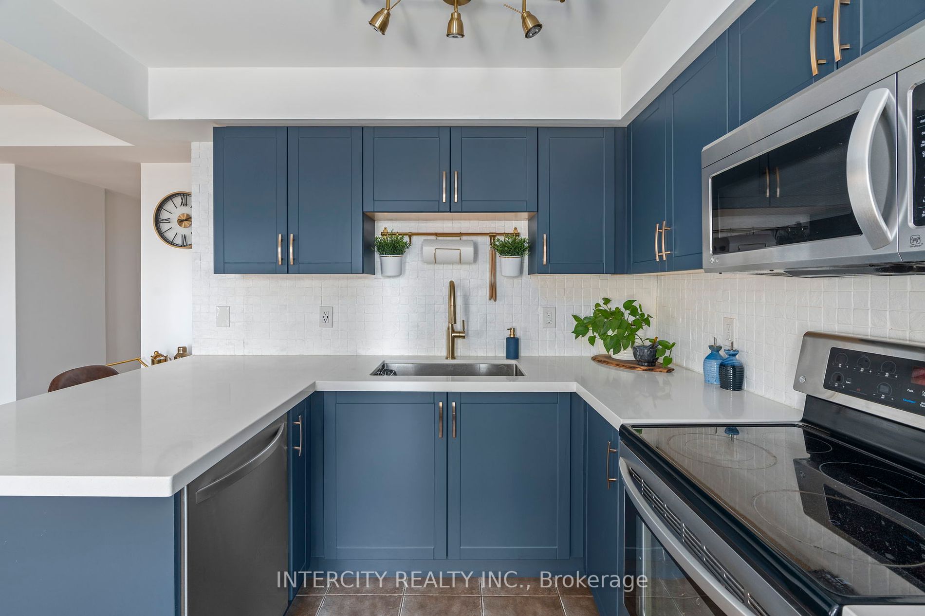 734 Neighbourhood Circle, #4