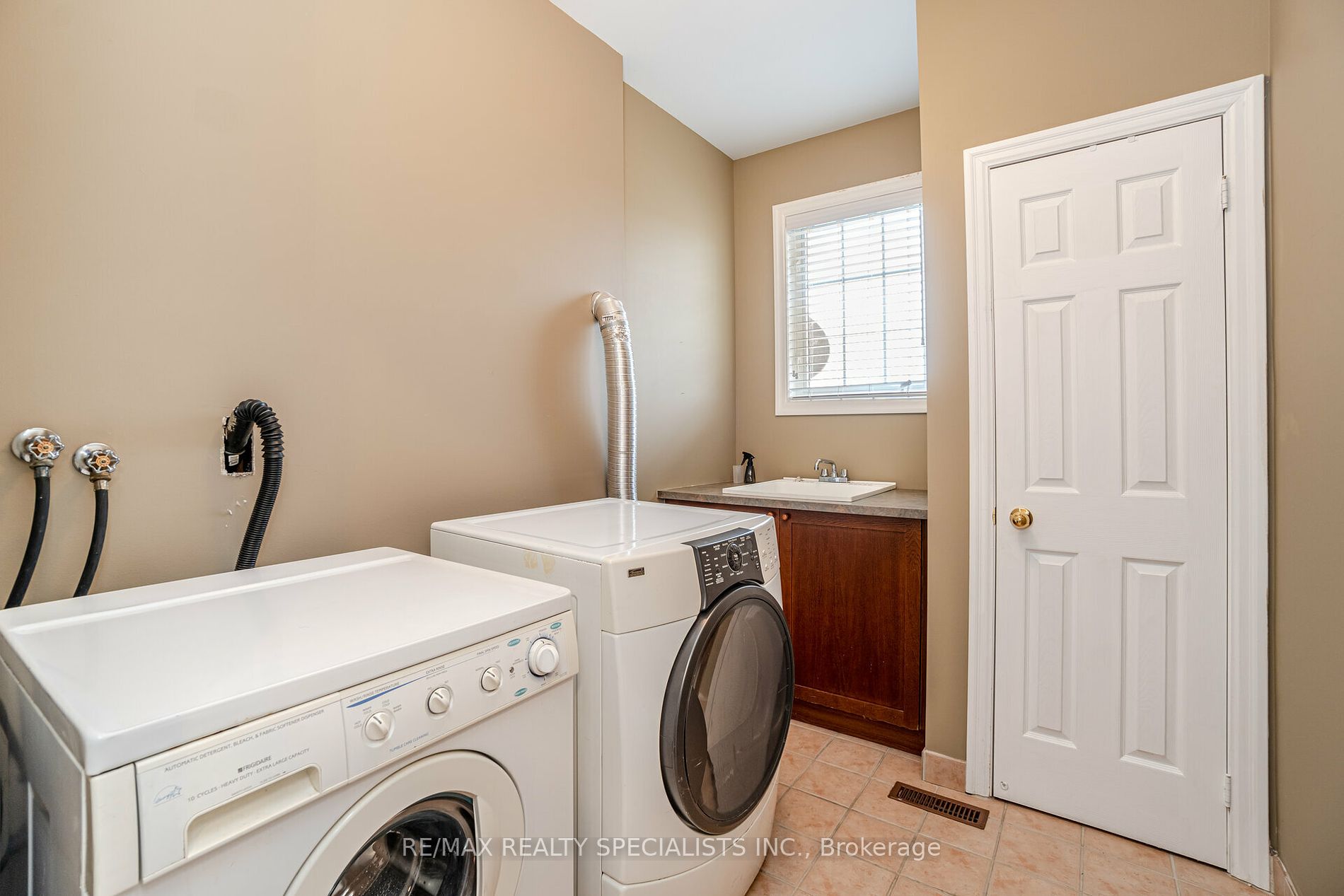 1581 Ramshaw Crescent