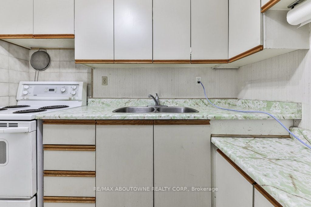 975 Warwick Crt, #1005