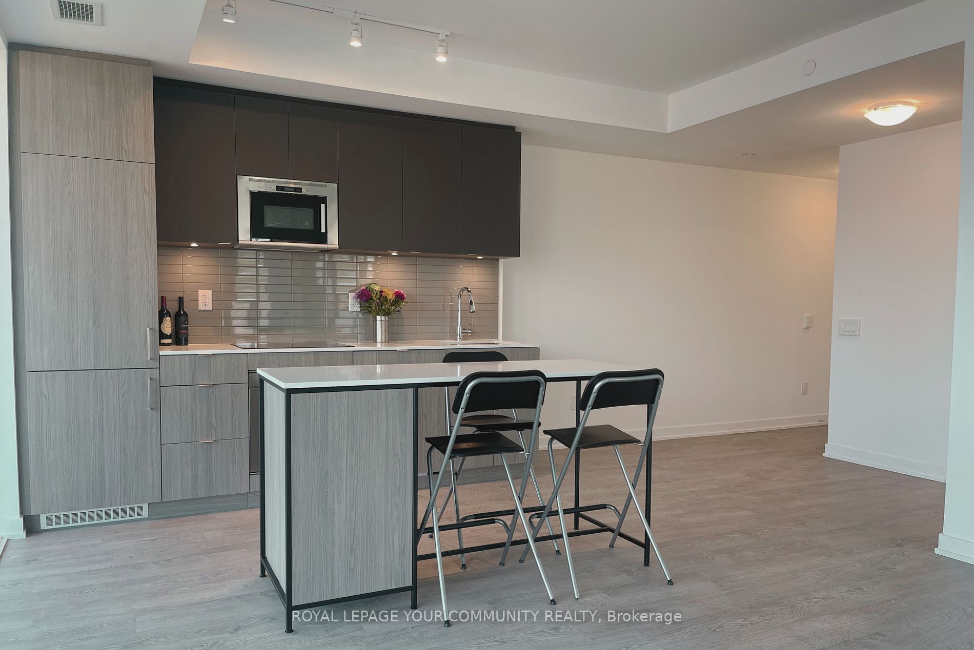 215 Lakeshore Road W, #214