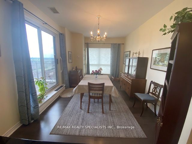 810 Scollard Crt, #1304