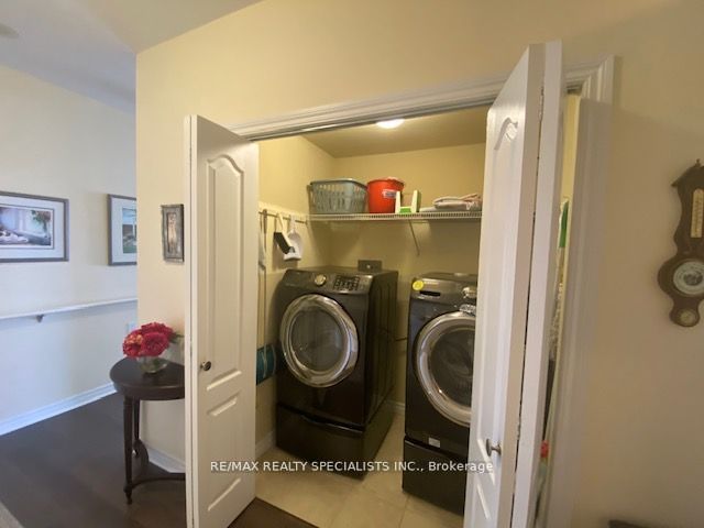 810 Scollard Crt, #1304