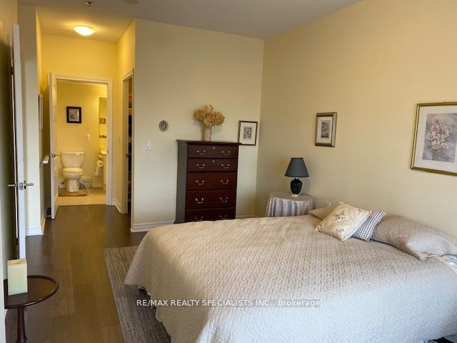 810 Scollard Crt, #1304