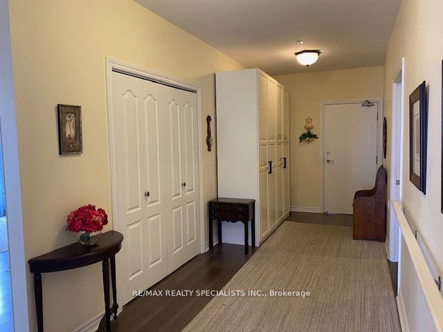 810 Scollard Crt, #1304