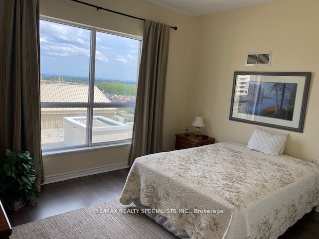 810 Scollard Crt, #1304