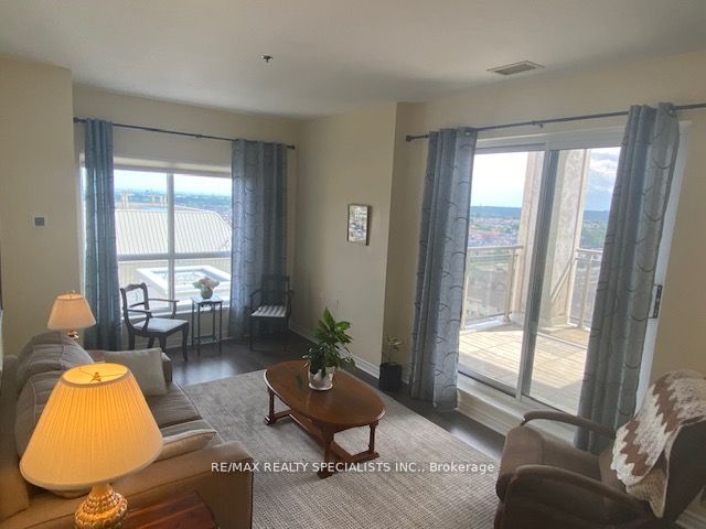 810 Scollard Crt, #1304