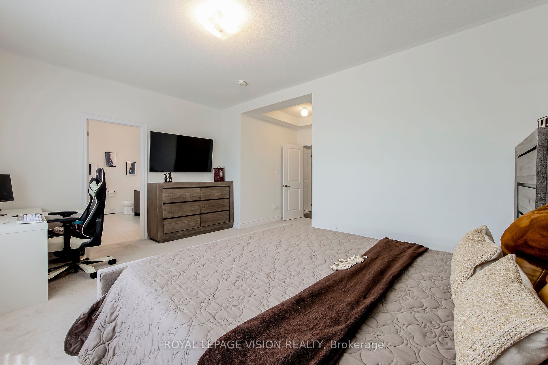 14 Lowell Cres