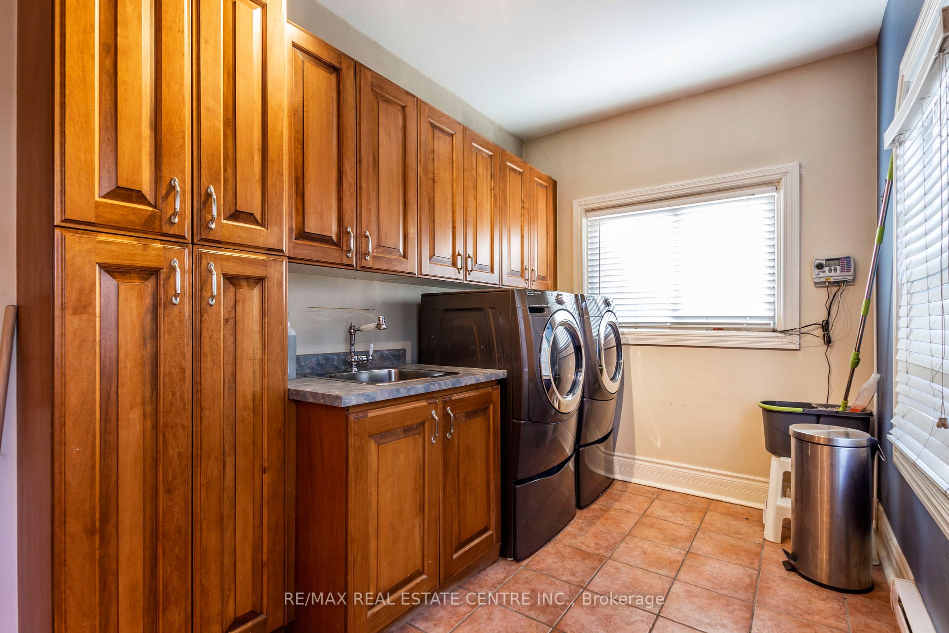 77 Main St S