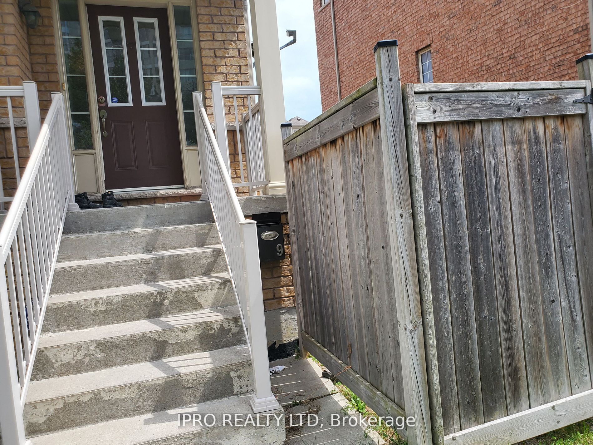 9 Parrotta Dr