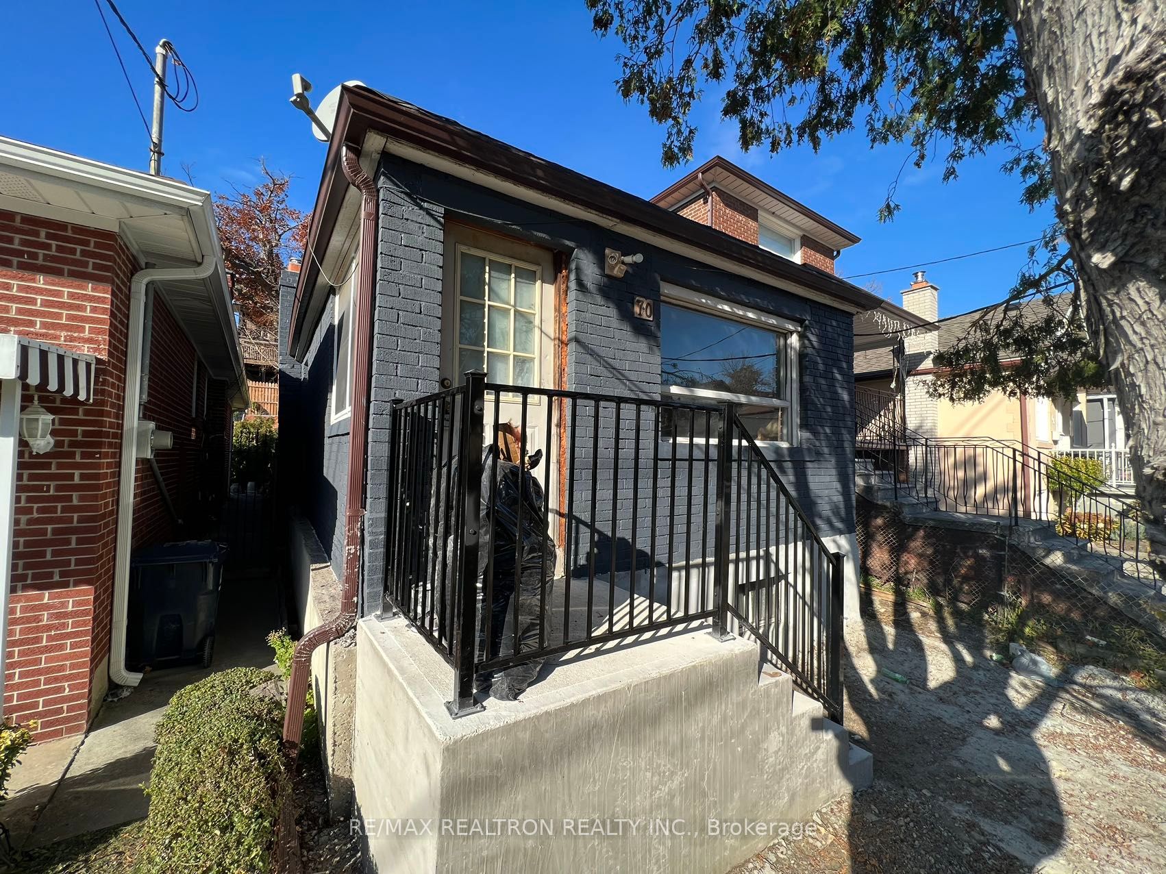 70 Dunraven Dr
