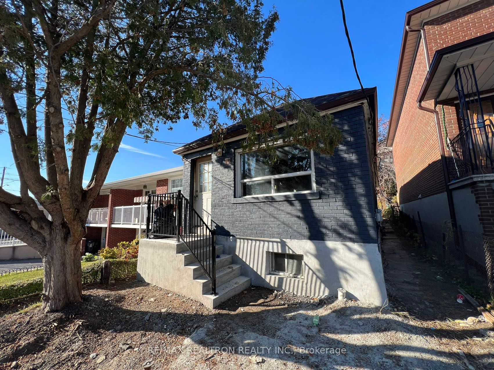 70 Dunraven Dr