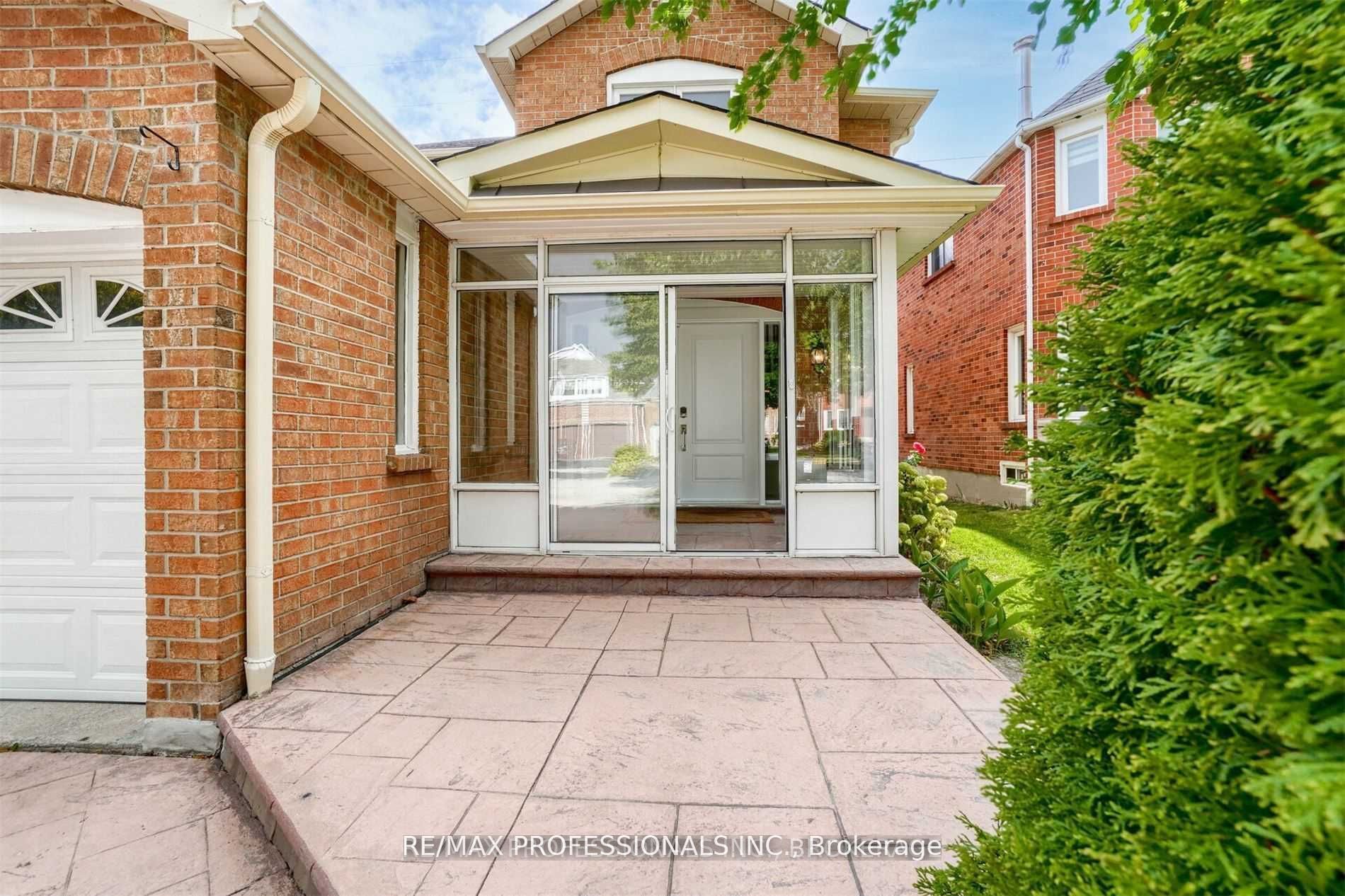 292 Laurentian Ave