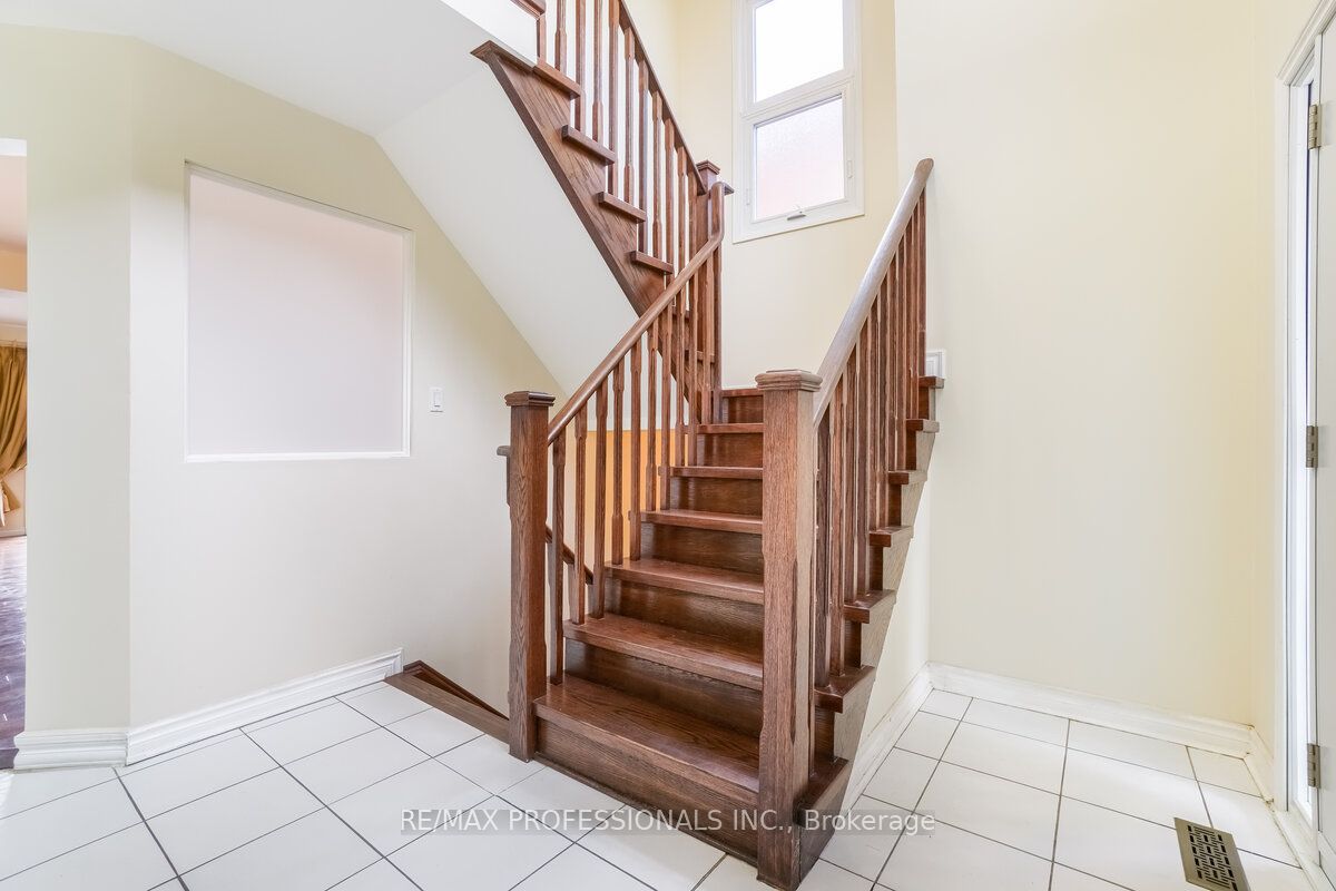 292 Laurentian Ave
