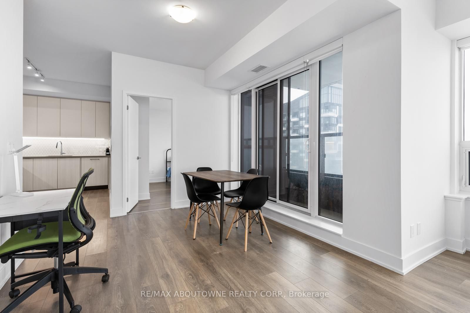 297 Oak Walk Dr, #808