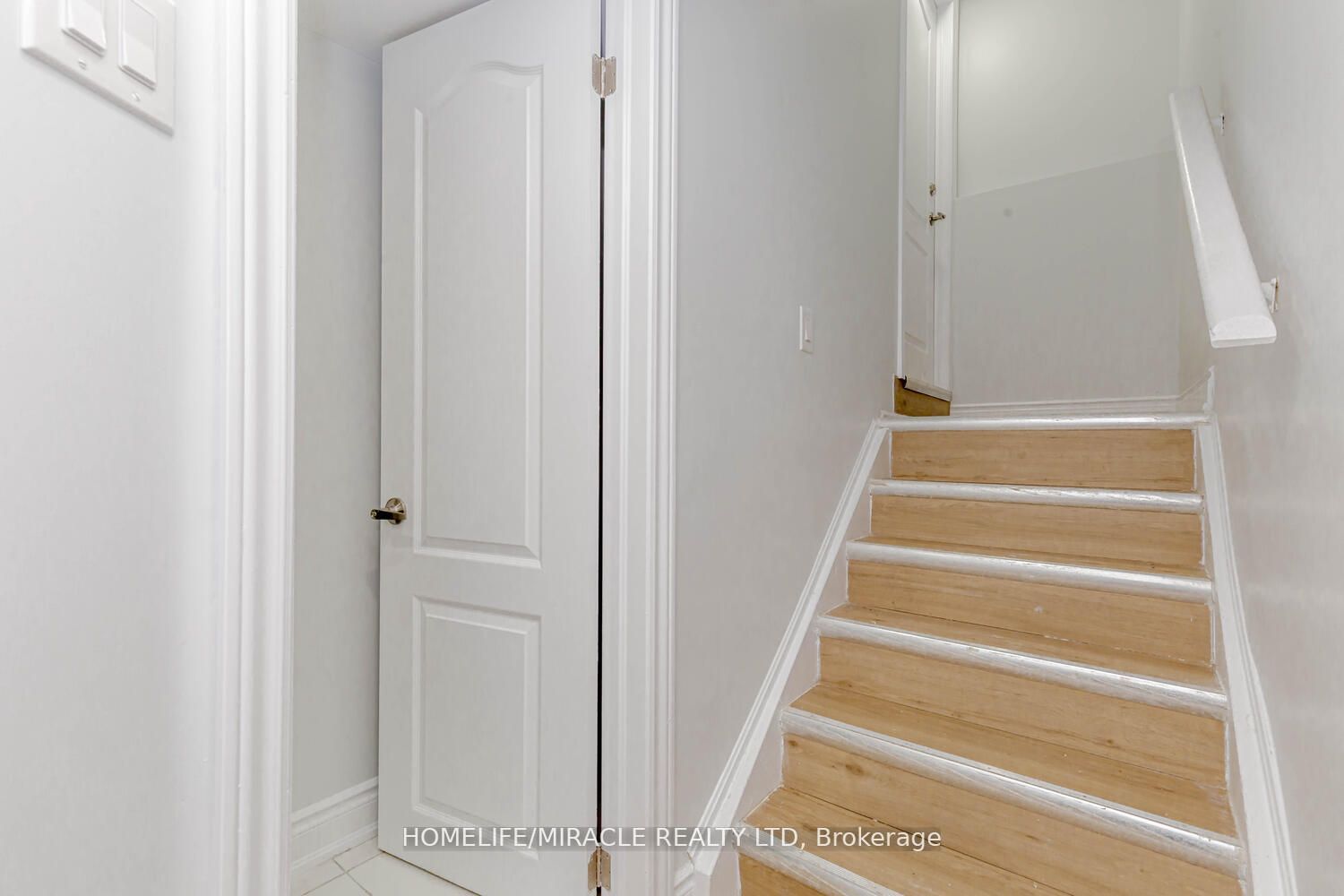 44 Leatherhead Crt, #Lower